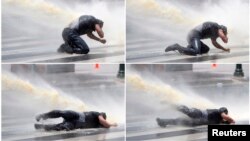 Este manifestante fue sometido con agua hasta quedar en el suelo. Sufrió varias lesiones. 