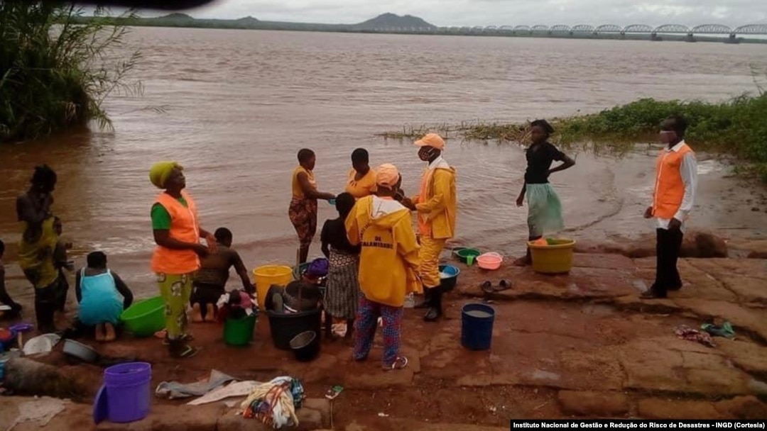 Abakozi bo mu by'ubutabazi bari kumwe n'abasizwe iheruheru n'imyuzure ivanze na Serwakira