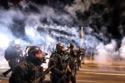 La policía usa irritantes químicos y municiones de control de multitudes para dispersar a los manifestantes durante una manifestación en Portland, Oregón, 5 de septiembre de 2020.