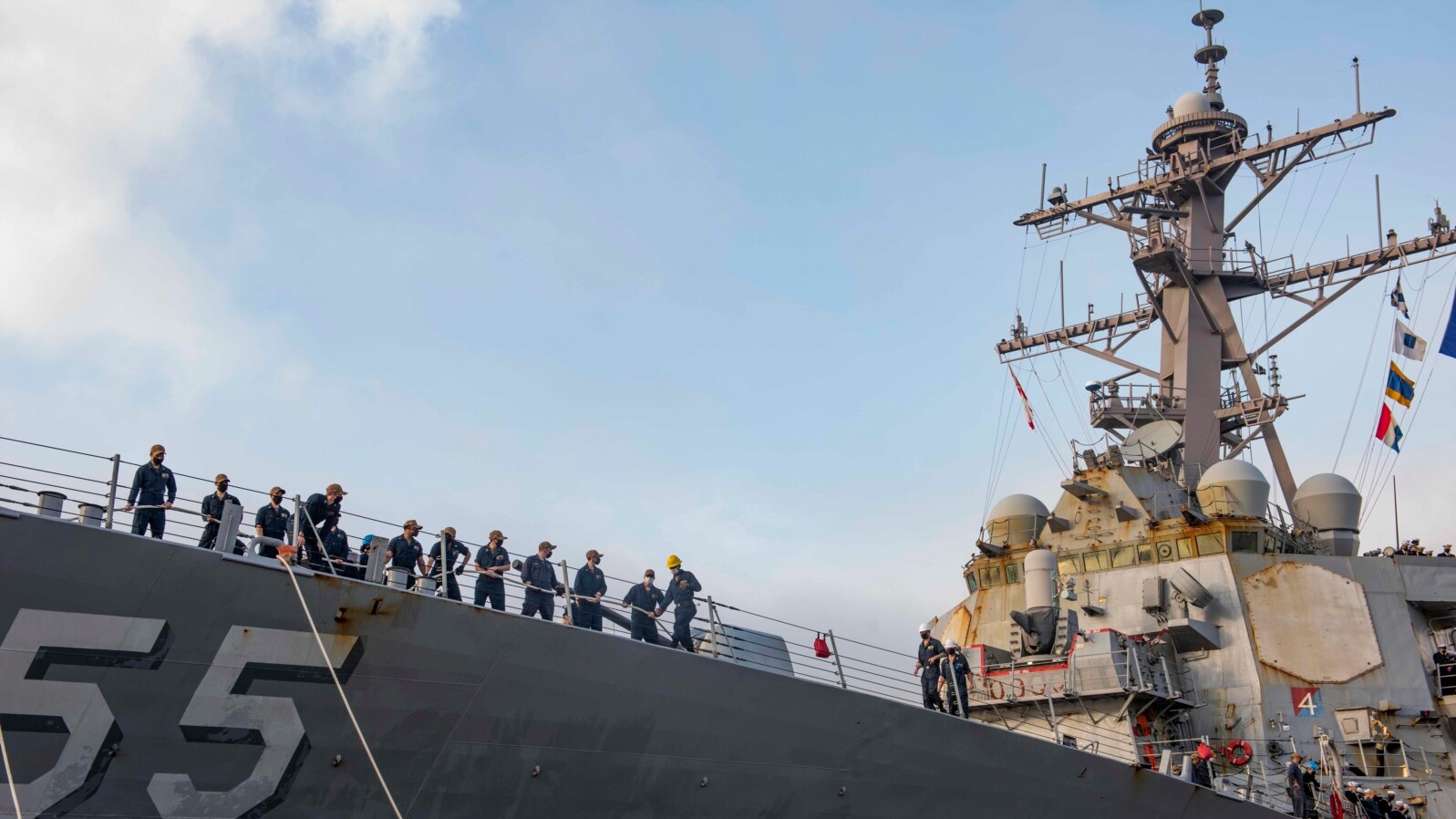 Fotografija američke mornatice pokazuje vojnike na razaraču "USS Stout", 12. oktobra 2020. (AP/Spc. Jason Pastrick/U.S. Navy)