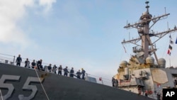 Fotografija američke mornatice pokazuje vojnike na razaraču "USS Stout", 12. oktobra 2020. (AP/Spc. Jason Pastrick/U.S. Navy)