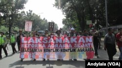 Aksi long march peringatan hari tani nasional di Jalan Medan Merdeka Selatan menuju Istana Merdeka, Jakarta, 27 September 2016. (Foto:VOA/Andylala).