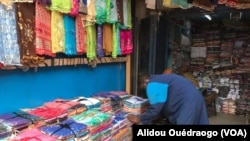 Vue partielle de l’intérieur du marché de Bobo Dioulasso, au Burkina Faso, le 21 avril 2020. (VOA/Alidou Ouédraogo)