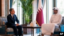 Menteri Luar Negeri Amerika Serikat Antony Blinken (kiri), bertemu dengan Emir Qatar Sheikh Tamim bin Hamad al-Thani di Doha, Qatar, Kamis, 24 Oktober 2024. (Nathan Howard/Pool Photo via AP)