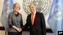 강경화 한국 외교장관이 지난 20일 뉴욕 유엔본부를 방문하고 안토니우 구테흐스 유엔 사무총장과 면담했다. 강 장관은 유엔 안보리 이사국들에 남북 사업에 필요한 대북 제재 예외를 요청했다고 밝혔다.