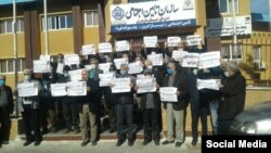 تصویری از تجمع روز سه شنبه بازنشستگان مقابل سازمان تامین اجتماعی استان مازندران 