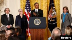 El Presidente Barack Obama, centro, presentó a los nominados, de izquierda a derecha, Ernest Moniz, Gina McCarthy y Sylvia Mathews Burwell. 