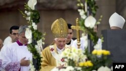 Papa Benedikti dënon dhunën e shkaktuar në emër të Zotit