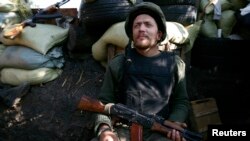 Ukrajinski vojnik u rovu u blizini Donjecka