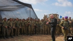اسرائیلی وزیرِ دفاع یوو گیلنٹ غزہ سرحد پر موجود فوجیوں سے خطاب کر رہے ہیں۔ (فائل فوٹو)