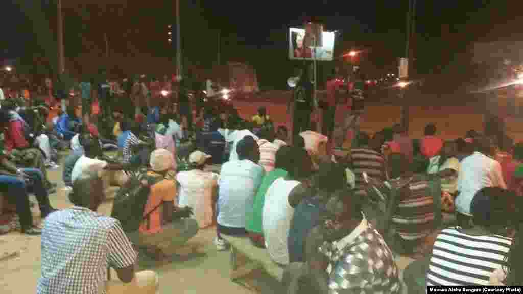 Des jeunes ont passé la nuit au rond-point des Nations-Unies, Ouagadougou