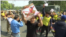 流亡藏人当地时间星期五（3月10号）在印度首都新德里的中国使馆外举行抗议活动。（视频截图）