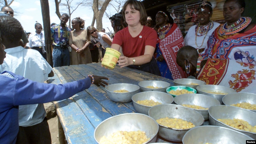 Catherine Bertini, mantan direktur eksekutif Program Pangan Dunia (WFP), membagikan makan siang di sebuah sekolah. (Foto: Dok)