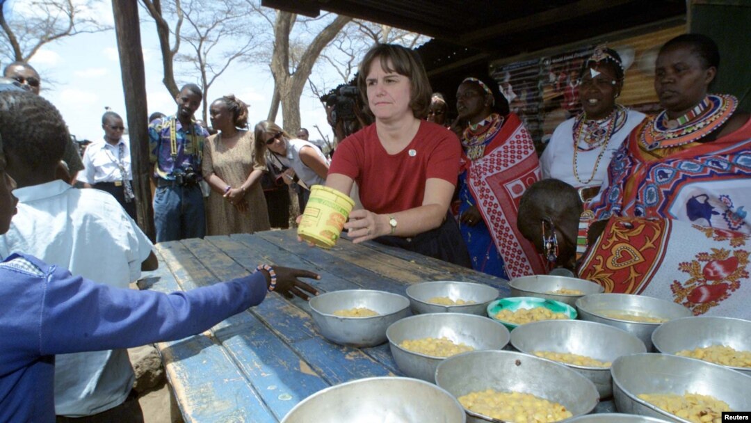 Catherine Bertini, Direktur Eksekutif Program Bantuan Pangan PBB (WFP), membagikan makan siang bagi murid-murid sekolah dasar di SD Elang'ata Ewuasa di distrik Kajiado, Kenya (Foto: dok).