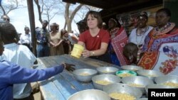 Catherine Bertini, Direktur Eksekutif Program Bantuan Pangan PBB (WFP), membagikan makan siang bagi murid-murid sekolah dasar di SD Elang'ata Ewuasa di distrik Kajiado, Kenya (Foto: dok).