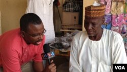 VOA Hausa Service reporter Ibrahim Ahmed (Left), a recipient of the 2015 David Burke Distinguished Journalism Award, on assignment in Nigeria.