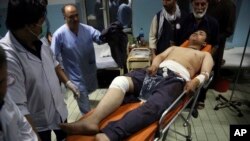 یکی از مجروحان انفجارهای انتحاری در نزدیکی کابل