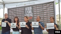 International journalist advocates and the wife of a victim, Edita Tiamzon remember the 58 dead on the fifth anniversary of one of the most violent incidents of election-related violence in the S. Philippines. Quezon City, Philippines. November 23, 2014. (S. Orendain/VOA)