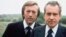 Frost (al fondo) alcanzó la fama por su entrevista al expresidente de Estados Unidos, Richard Nixon (primer plano), en 1977.