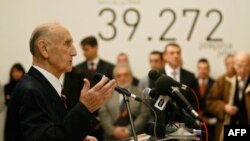 Aleksandar Lebl, Jevrejin koji je preživeo holokaust, govori na otvaranju izlozbe "Holokaust u Srbiji 1941-1944" u prisustvu ministra rada i socijalne politike Srbije Rasima Ljajića, gradonačelnika Beograda Dragana Djilasa i holandskog diplomate Karela de