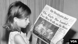 "Esta foto es de mi mamá leyendo el periódico del lunes 21 de julio de 1969. La foto la tomó mi abuelo." Jack Weir