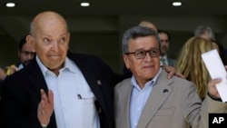 ARCHIVO - José Otty Patiño, jefe negociador del gobierno colombiano, izquierda, y Pablo Beltrán, comandante y jefe negociador del ELN, saludan después de la ceremonia de apertura de la segunda ronda de conversaciones en México, el 13 de febrero de 2023.