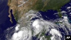 飓风英格丽从墨西哥湾逼近东部海岸，热带风暴曼努埃尔离西部海岸不远。