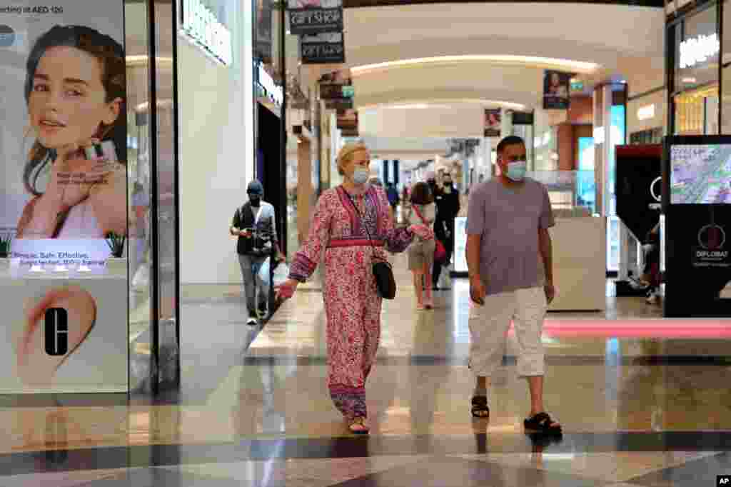 بازگشت مشتریان و خریداران به مال امارات در دبی، امارات متحده عربی