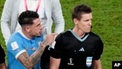 El uruguayo José Giménez le hace un gesto al árbitro alemán Daniel Siebert al final del partido de fútbol del grupo H de la Copa Mundial entre Ghana y Uruguay, en el estadio Al Janoub en Al Wakrah, Qatar, el viernes 2 de diciembre de 2022. (Foto AP/Aijaz Rahi)