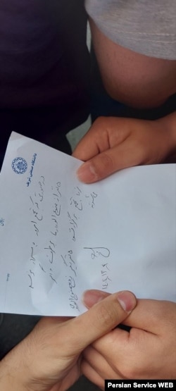 تصویر دست‌نوشته‌ای با وعده رفع ممنوع الورودی‌ها و تهدید به اعمال ممنوع الورودی‌های بیشتر - ۴ اسفند ۱۴۰۴