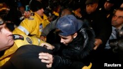 Pop singer Justin Bieber arrives at a police station in Toronto, Jan. 29, 2014.