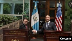 El enviado de Estados Unidos Ricardo Zúñiga brinda conferencia de prensa al concluir reuniones en Guatemala, el martes 6 de abril.