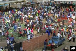 Hundreds of people buy goods at a fruit and vegetable market, despite a lockdown in an effort to curb the spread of the coronavirus, in Harare, Zimbabwe, April 7, 2020.