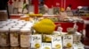 Olahan produk durian dari Vietnam dijual di salah satu mal di Beijing, China, pada 10 Januari 2020. (Foto: AP/Mark Schiefelbein)