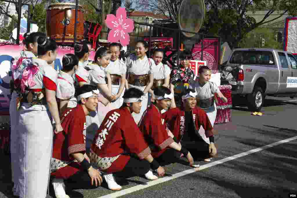 Thành viên đội trống Okinawan Taiko, Wisconsin, chụp hình lưu niệm.