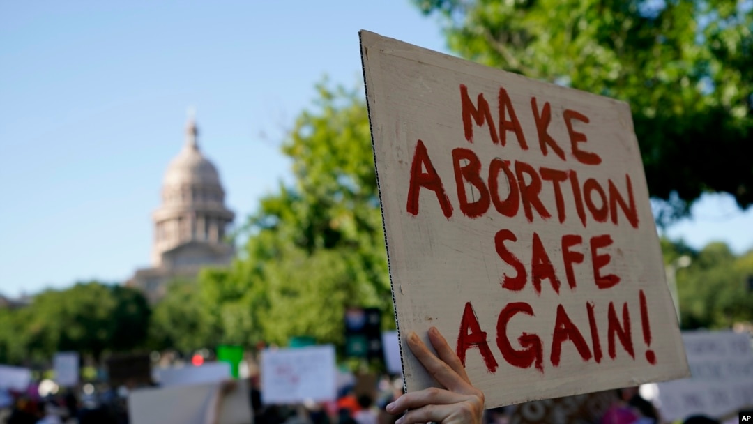 ARCHIVO - Manifestantes marchan y se reúnen cerca del Capitolio de Texas luego de la decisión de la Corte Suprema de Estados Unidos de revocar Roe v. Wade, el 24 de junio de 2022, en Austin, Texas.