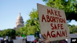 ARCHIVO - Manifestantes marchan y se reúnen cerca del Capitolio de Texas luego de la decisión de la Corte Suprema de Estados Unidos de revocar Roe v. Wade, el 24 de junio de 2022, en Austin, Texas.