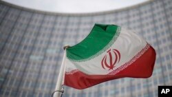 File - Bendera nasional Iran berkibar di depan gedung Badan Energi Atom Internasional, IAEA, di Wina, Austria, Jumat, 17 Desember 2021. (AP/Michael Gruber, File)