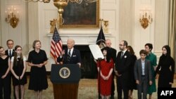 Presidenti Joe Biden, në krah të familjarëve të të bugosurve të liruar flet mbi këmbimin e të burgosurve me Rusinë. Shtëpia e Bardhë, Uashington, 1 gusht, 2024