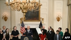 Shugaban Amurka Joe Biden, Tare Da 'Yan Uwan Fursunonin Da Ke Tsare A Rasha Da Aka Sako