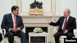 Presiden Rusia Vladimir Putin (kanan) bertemu dengan Presiden Venezuela Nicolas Maduro di Kremlin, Moskow, Rusia, 25 September 2019.