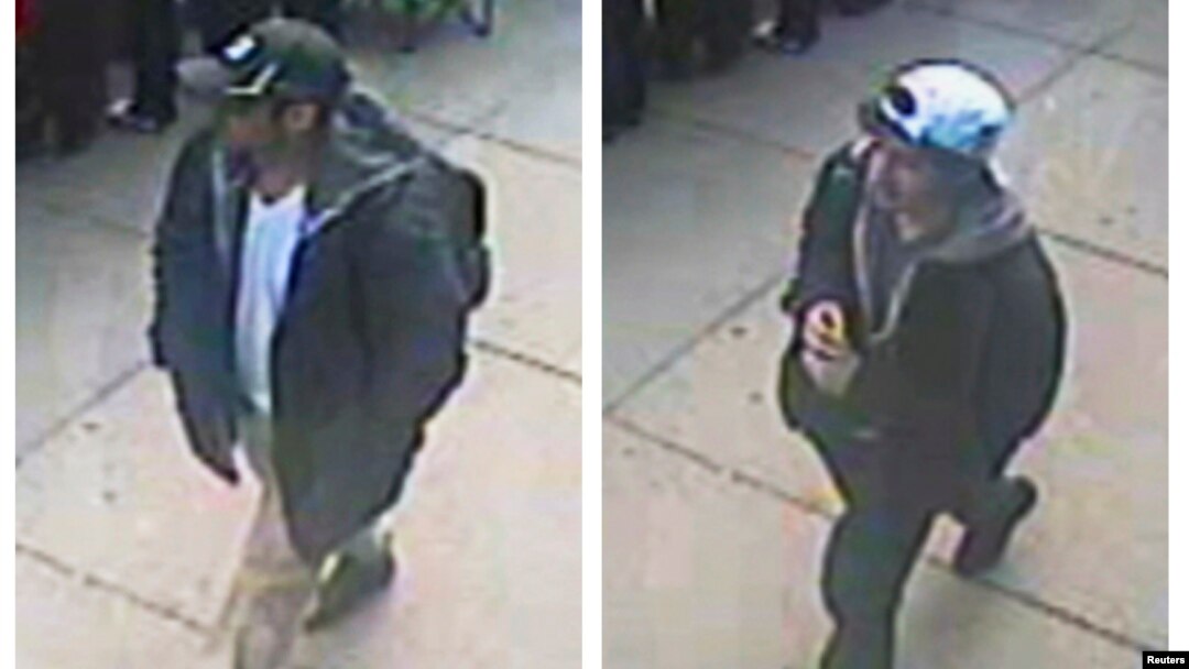 Foto 2 orang tersangka pemboman Boston yang dirilis oleh FBI hari Kamis (18/4). 