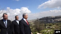 PM Israel Benjamin Netanyahu (kanan) mengamati permukiman Israel Har Homa (latar belakang), 20 Februari 2020. (Foto: DEBBIE HILL / berbagai sumber/AFP)