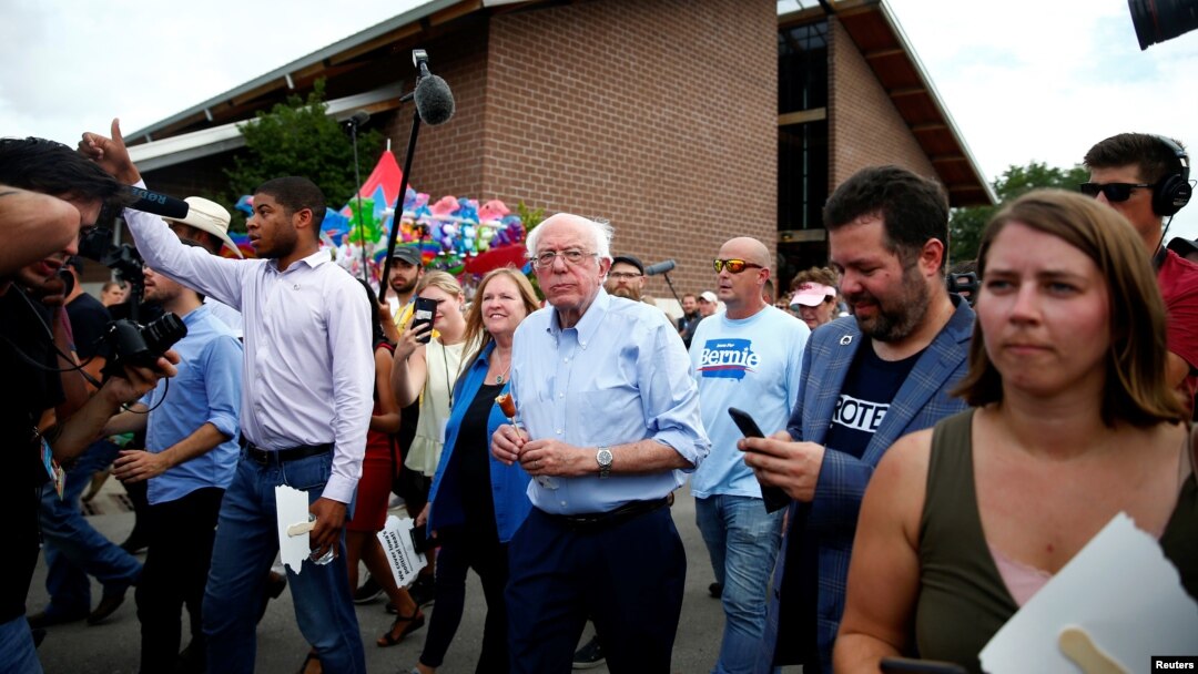 Capres dari Partai Demokrat untuk pilpres 2020 Bernie Sanders dan istrinya, mengunjungi bazar di Des Moines, Iowa, 11 Agustus 2019. (Foto: Reuters)