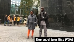 Deux activistes libériens protestent devant la banque néerlandaise ABN-AMRO à Amsterdam, le 9 octobre 2019. (VOA/Emmanuel Jules Ntap)