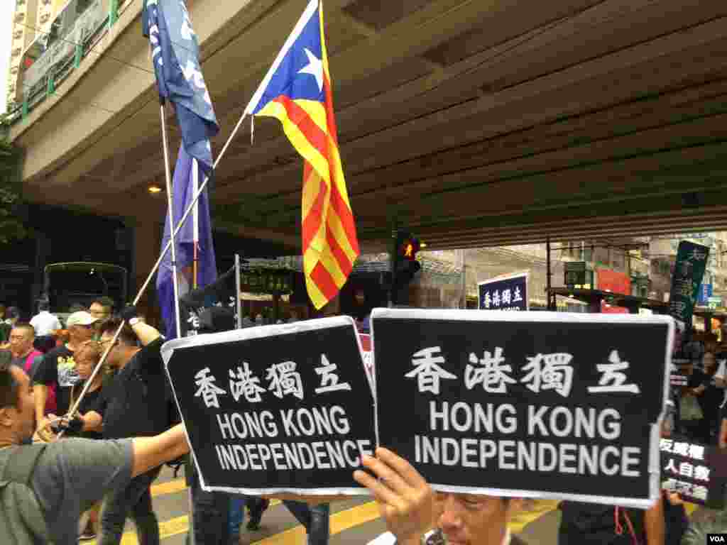 香港几十个政党和团体在中国十一国庆当天下午，举行反威权大游行，抗议政治打压，要求律政司司长袁国强下台。数以万计的港人走上街头，表达反对他们看来的来自北京和香港特区政府的威权打压。