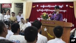 မကြာခင်က ပြန်လွတ်လာသည့် နိုင်ငံရေး အကျဉ်းသားများကို နှုတ်ဆက်ဂုဏ်ပြု အခမ်းအနားအတွင်း ဒေါ်အောင်ဆန်းစုကြည် အမှာစကား ပြောကြားနေစဉ်။ မေ ၂၇၊ ၂၀၁၁။