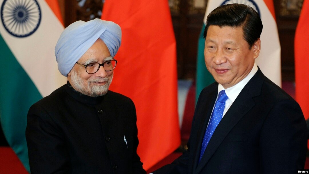China's President Xi Jinping (R) shakes hands with India's Prime Minister Manmohan Singh before their meeting at the Diaoyutai State Guesthouse in Beijing October 23, 2013. REUTERS/Peng Sun/Pool (CHINA - Tags: POLITICS) - RTX14KSF