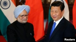 China's President Xi Jinping (R) shakes hands with India's Prime Minister Manmohan Singh before their meeting at the Diaoyutai State Guesthouse in Beijing October 23, 2013. REUTERS/Peng Sun/Pool (CHINA - Tags: POLITICS) - RTX14KSF