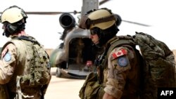 Les soldats canadiens des Nations Unies s'apprêtent à quitter une base à Gao le 1er août 2018.